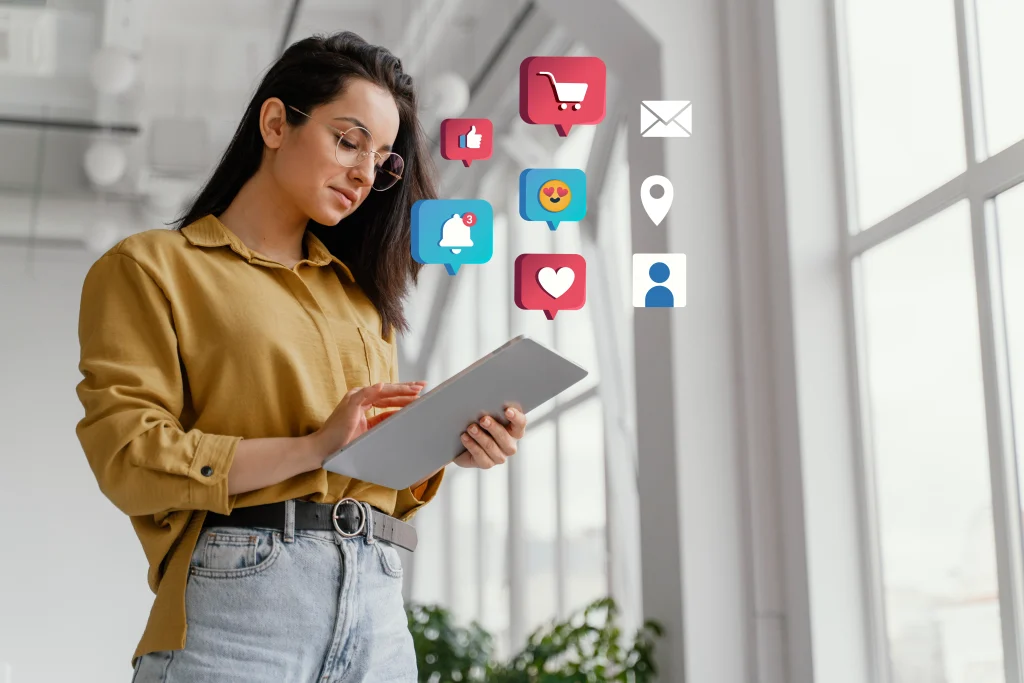 SOCIAL MEDIA MANAGER